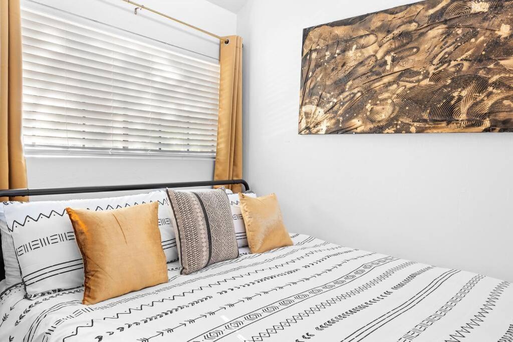 The Hidden Gem, King Bed & Hot Tub! Apartment Chandler Exterior photo